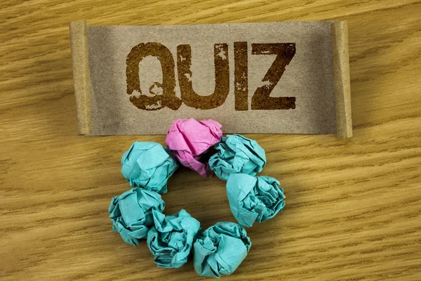 Una lettera che mostra Quiz. Esame di valutazione per quantificare le tue conoscenze scritte su cartone piegato Paper Piece background in legno Paper Balls — Foto Stock