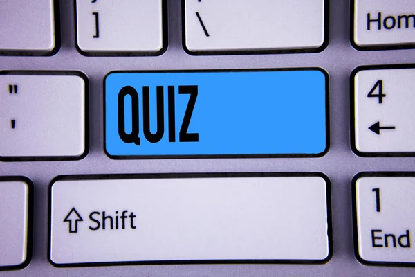Scrittura concettuale a mano che mostra Quiz. Business photo showcase Test brevi Esame di valutazione per quantificare le tue conoscenze scritte su Key Button sulla tastiera con spazio di copia. Vista dall'alto . — Foto Stock
