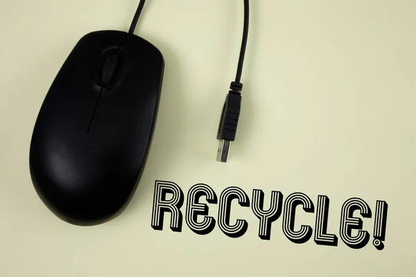 Textschild mit Recycling-Motivationsaufruf. konzeptionelles Foto, bei dem Abfälle in wiederverwendbares Material umgewandelt werden, das auf schlichtem Hintergrund mit schwarzer Maus daneben geschrieben ist. — Stockfoto