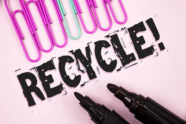 Χειρόγραφου κειμένου ανακύκλωσης παρακινητικές κλήση. Έννοια έννοια Convderting αποβλήτων σε επαναχρησιμοποιούμενα υλικά γραμμένο σε απλή ροζ φόντο χαρτί καρφίτσες και δείκτες δίπλα. — Φωτογραφία Αρχείου
