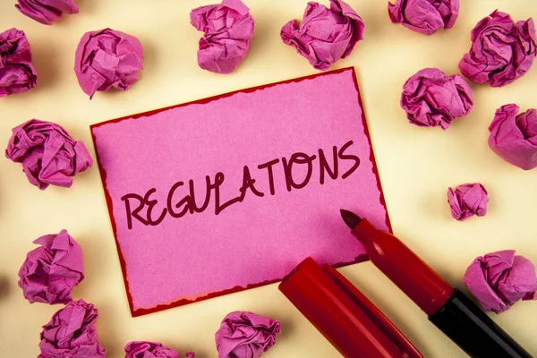 文字书写规则。规则法律的商业概念公司标准政策在粉红色粘纸条纸上写的安全声明普通背景纸球和标记. — 图库照片