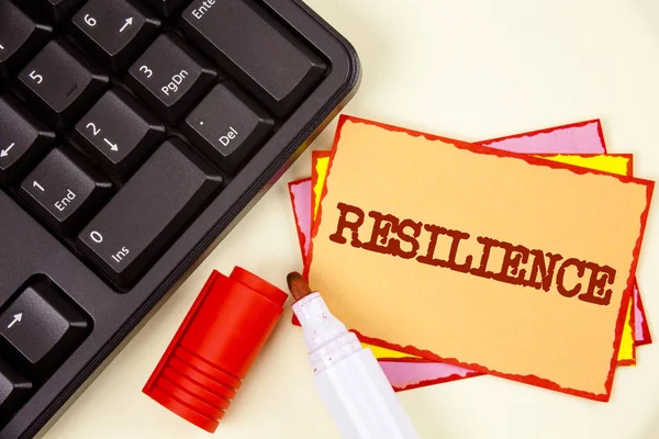 Texto escrito Resiliência. Conceito de negócio para a capacidade de recuperar rapidamente de dificuldades Persistência escrita em papel de nota pegajosa em fundo simples Marcador e teclado ao lado dele . — Fotografia de Stock