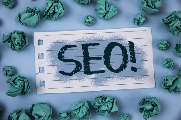 Sinal de texto mostrando Seo Motivational Call. Foto conceitual Search Engine Optimization Marketing Keywording escrito em papel de bloco de notas dentro de bolas de papel verde no fundo azul liso . — Fotografia de Stock