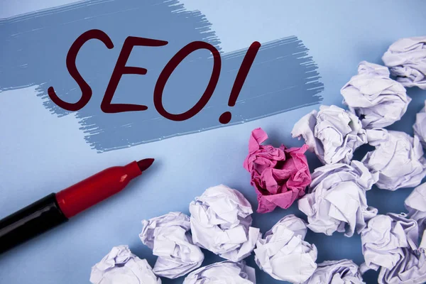 Sinal de texto mostrando Seo Motivational Call. Foto conceitual Search Engine Optimization Marketing Palavras-chave escritas em fundo pintado Bolas de papel enrugadas e marcador ao lado dele . — Fotografia de Stock