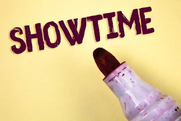 Tekst teken weergegeven: Showtime. Conceptuele foto tijd een spelen Film Concert Performance evenement is gepland om te beginnen met schriftelijke op effen achtergrond markering ernaast. — Stockfoto