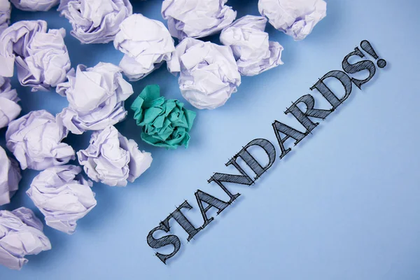 Sinal de texto mostrando Standards Motivational Call. Foto conceitual Controles de qualidade Regulamentos Diretrizes escritas no fundo azul liso Bolas de papel ao lado dele . — Fotografia de Stock