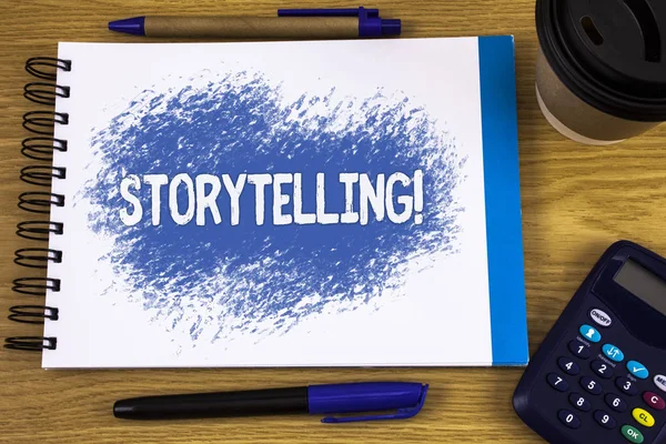 Ordet skriver berättande motiverande samtal. Affärsidé för Tell noveller personliga erfarenheter skrivet på Notepad på trä bakgrund penna kopp och Kalkylatorn bredvid. — Stockfoto