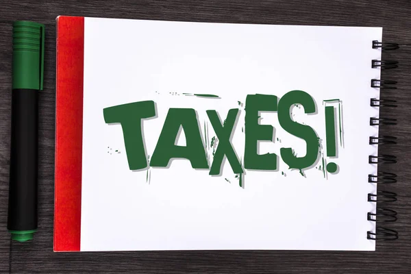 Schreiben Zettel mit Steuern Motivationsaufruf. Geschäftsfoto, das Geld zeigt, das von einer Regierung für ihre Unterstützung gefordert wird, steht auf einem Notizblock auf dem hölzernen grauen Hintergrundmarker daneben.. — Stockfoto