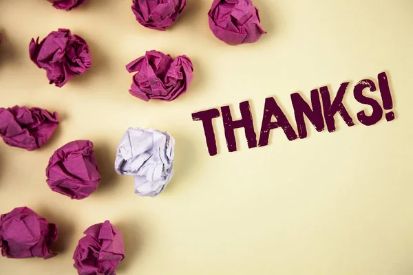 Schrijven van notitie weergegeven: Bedankt motiverende noemen. Zakelijke foto presentatie van waardering erkenning dankbaarheid op effen achtergrond verfrommeld papier ballen ernaast geschreven groeten. — Stockfoto