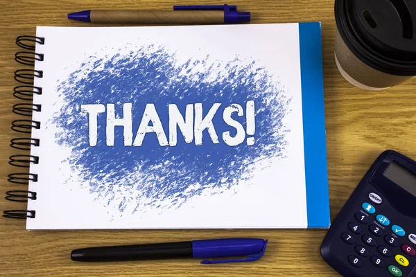 Ordet skriver text tack motiverande samtal. Affärsidé för uppskattning hälsning bekräftelsen tacksamhet skrivet på Notepad på trä bakgrund penna kopp och Kalkylatorn bredvid. — Stockfoto