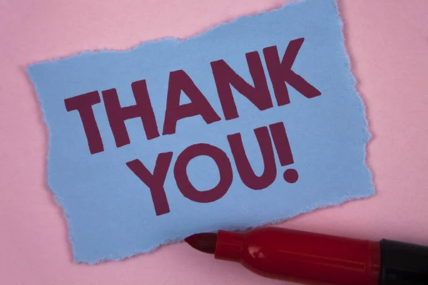 Escribir nota mostrando Thank You Motivational Call. Foto de negocios mostrando Agradecimiento saludo Agradecimiento Gratitud escrita en Tear Blue Papel de nota adhesiva sobre fondo liso rosa Marcador . — Foto de Stock