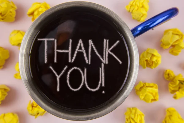 Escribir nota mostrando Thank You Motivational Call. Foto de negocios mostrando Agradecimiento saludo Agradecimiento Gratitud escrita sobre el té negro en taza dentro de bolas de papel sobre fondo liso . — Foto de Stock