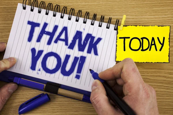 Word writing text thank you motivational call. Geschäftskonzept zur Wertschätzung Grußwort Dankbarkeit per Marker in der Hand auf Notizbuch auf Holzgrund geschrieben heute Stift daneben. — Stockfoto