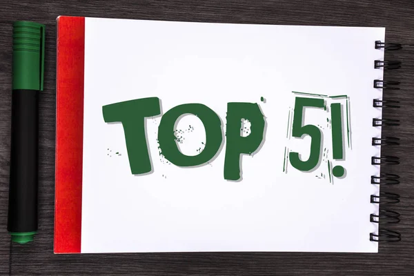 Top 5 motivasyon ara gösterilen not yazma. En iyi olanlar Kazananlar en popüler yanında ahşap gri arka planda Marker not etmek üstünde yazılı bestseller vitrine iş fotoğraf. — Stok fotoğraf