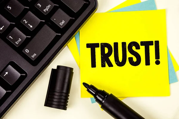 Escribiendo nota mostrando Confianza Llamada Motivacional. Foto de negocios mostrando Creencia en la fiabilidad Verdad Habilidad Confianza escrita en amarillo Papel de nota adhesiva sobre fondo llano Teclado Marcador — Foto de Stock