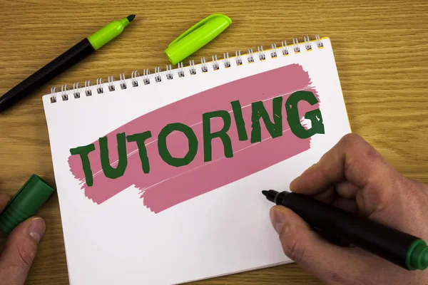 Scrittura concettuale a mano che mostra Tutoraggio. Business photo text Mentoring Didattica Preparare Preparare Sostenere Dare lezioni scritte da Man on Notepad holding Marker on wooden background Pen . — Foto Stock