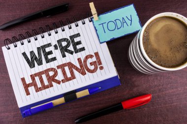 Word metin çoğu işe motivasyonel dediğimiz yazma. İş kavramı işgücü istedim yeni çalışanlar not etmek üstünde ahşap arka plan bugün küçük kalem Marker kahve fincanı üzerinde yazılı işe alım için