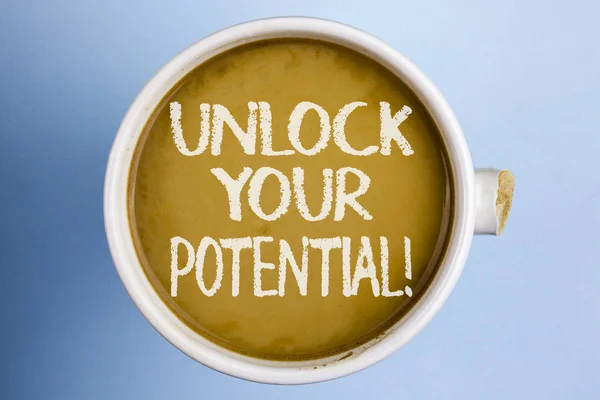 Znak tekstowy Wyświetlono Unlock Your potencjał motywacyjny Call. Koncepcyjne zdjęcie odsłonięciu talent siać umiejętności zdolności napisane na Kawa w filiżance złamane na tle zwykłego. — Zdjęcie stockowe