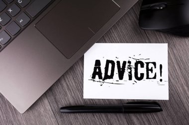 Tavsiye motivasyonel Call gösterilen not yazma. Advicing insanlar, yapışkan not kağıdına ahşap arka plan Laptop fare kalem yazılmış işletmeler iyi öğrenin vitrine iş fotoğraf
