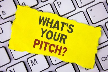 Ne Your Pitch soru gösterilen metin işareti. Kavramsal fotoğraf mevcut teklif proje tanıtımı veya ürün gözyaşı yapışkan not kağıdına yazılı beyaz klavyede yerleştirilir. Üstten Görünüm.