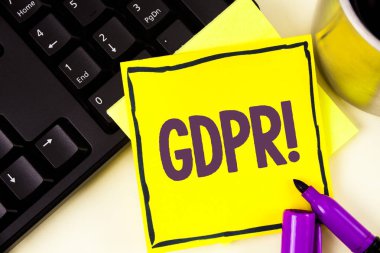 El yazısı metin Gdpr motivasyonel ara. Genel veri koruma Yönetmeliği bilgi güvenliği üzerinde yapışkan not kağıdı düz arka plan üzerinde Kupası Marker ve klavye yanında yazılı anlam kavramı.