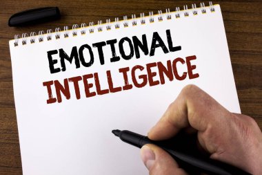 Word metin yazma duygusal zeka. İş kavramı kapasite kontrol etmek ve not defteri Marker ahşap arka plan üzerinde tutan adam tarafından yazılı kişisel duyguların farkında olmak için.