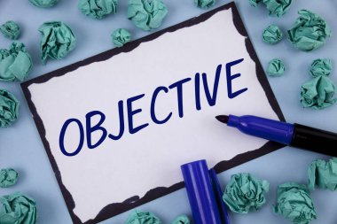 Amaç gösterilen not yazma. İstenilen hedef şirket misyonu kağıt topları içinde yapışkan not kağıdına düz arka plan kalem üzerinde yazılı olması planlanan hedef vitrine iş fotoğraf elde