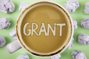 El yazısı metin Grant. Bir amaç çay beyaz Kupası buruşuk kağıt topları içinde düz yeşil arka plan üzerinde yazılı burs için bir organizasyon veya hükümet tarafından verilen para anlam kavramı.