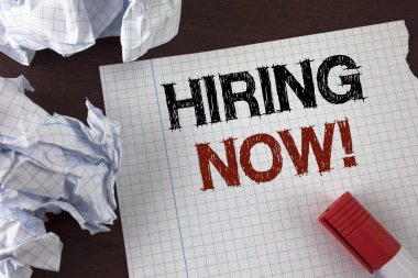 Metin yazma iş fırsatları şimdi motivasyon Arama kelime. İş kavramı işgücü istedim yeni çalışanlar gözyaşı defter kağıt üzerinde ahşap arka plan Marker ve buruşuk kağıt üzerinde yazılı işe alım için