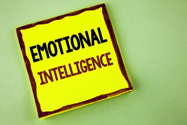 Megjegyzés: érzelmi intelligencia bemutató írás. Üzleti bemutató kapacitás ellenőrzése, és ne feledje, a személyes érzelmek sima háttér sárga ragadós jegyzék papírra írt fotó. — Stock Fotó