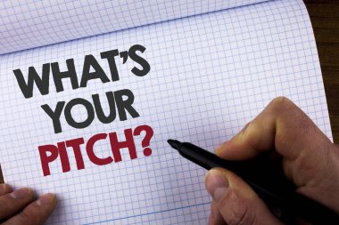 Ne Your Pitch soru gösterilen not yazma. İş fotoğraf mevcut teklif proje tanıtımı veya defter kitap Marker ahşap arka plan üzerinde tutan adam tarafından yazılı ürün tanıtımları