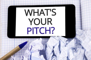 Ne Your Pitch soru gösterilen metin işareti. Kavramsal fotoğraf mevcut teklif proje tanıtımı veya ürün cep telefonu ekran üzerinde yazılı defter kalem üzerinde yanında yer.