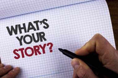 Ne Your hikaye soru gösterilen not yazma. Defter kitap Marker ahşap arka plan üzerinde tutan adam tarafından yazılmış hikaye anlatımı iş fotoğraf vitrine sana söyleyeyim kişisel geçmiş deneyimler