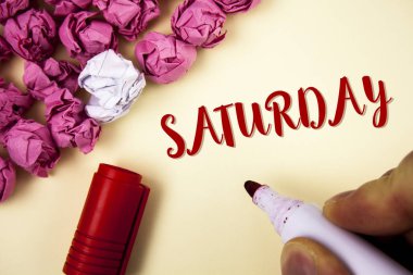 Cumartesi gösterilen not yazma. Hafta sonu dinlenirken zaman tatil eğlence an ilk gününde vitrine iş fotoğraf. Kavram bilgi için