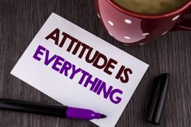 Word metin tutum olduğunu her şeyi yazma. İş kavramı motivasyon ilham iyimserlik Kupası Marker ahşap arka plan üzerinde beyaz yapışkan not kağıda yazılı başarılı olmak önemli