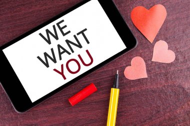 Biz Want You gösterilen not yazma. Yardım istedim işçiler işe alım danışmanlığı ahşap arka plan kalem ekranda hareket eden telefon ve kalpleri yazılı istihdam vitrine iş fotoğraf