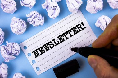 Word metin haber bülteni motivasyonel ara yazma. İş kavramı not defteri kağıt üzerinde düz mavi arka plan kağıt topları yanındaki adam tarafından yazıldı grubu üyeleri tarafından düzenli olarak gönderilen bülten için.