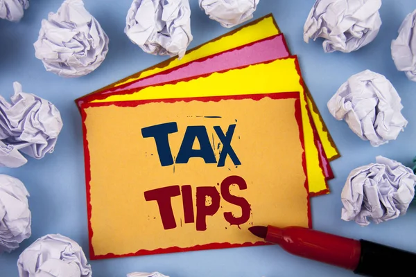 文字写税提示。商业概念为帮助想法为税收增加收入减少 expensesconcept 信息 — 图库照片