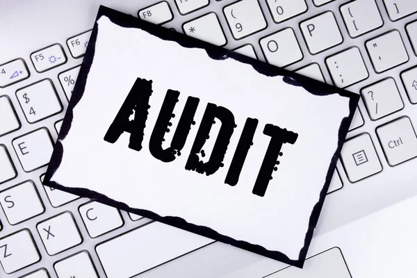 Kavramsal el denetim gösterilen yazma. İş yerel şirket denetçileri gerçekleştirin onların mali soruşturma her yıl yazılı beyaz yapışkan not kağıdına fotoğraf vitrine Laptop yerleştirilir.