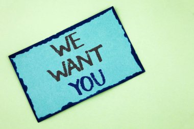 Kavramsal el biz Want You gösterilen yazma. İş fotoğraf metin yardım istedim işçiler işe alım danışmanlığı düz arka plan üzerinde yapışkan not kağıdına yazılı istihdam.