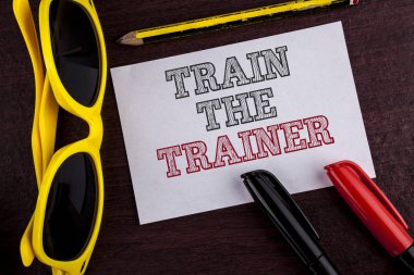 Tren eğitmen gösterilen not yazma. Öğrenme tekniği öğretmenler kendileri yapışkan not kağıdına ahşap arka plan kalem kalem gözlük üzerinde yazılı olan öğrenci showcasing iş fotoğraf