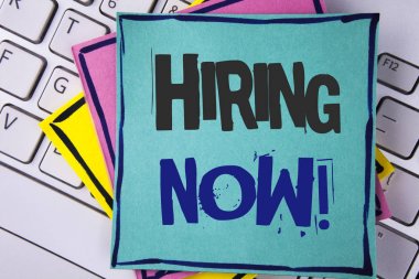 İşe şimdi motivasyon arama yazma el yazısı metin. İşgücü istedim yeni çalışanlar yapışkan not kağıdına yazılı işe alım anlam kavramı Laptop klavye yapışkan not kağıtları yerleştirilen.