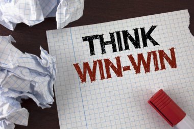 Metin yazma düşünüyorum kazan-kazan kelime. İş kavramı için gözyaşı defter kağıt üzerinde ahşap arka plan Marker ve buruşuk kağıt üzerinde yazılı yararları elde etmek için her iki ortaklarına için müzakere stratejisi