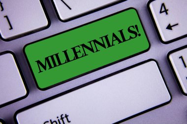 Word metin Millennials motivasyonel ara yazma. İş konseptinden nesil Y tarihi için 1980'li yıllarda 2000'lerde yeşil anahtar düğme üstünde beyaz klavye üzerinde kopya alanı ile yazılı için. Üstten Görünüm.