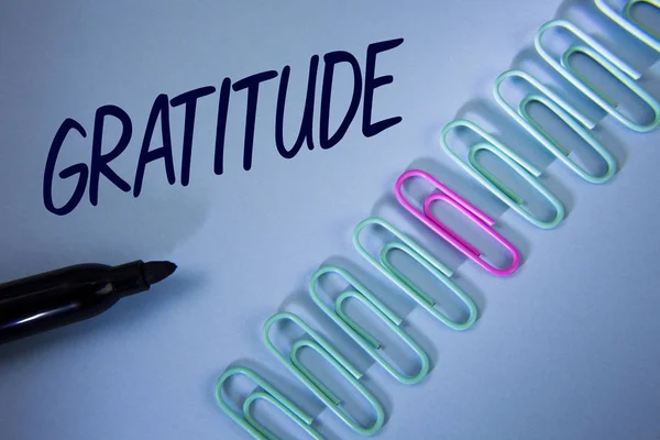 Parola che scrive testo Gratitudine. Business concept for Quality of be thankful Apprezzamento Ringraziamento Riconoscimento scritto su sfondo blu Plain graffette e marcatore accanto ad esso . — Foto Stock