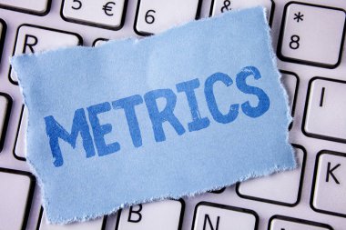 Word metin yazma ölçümleri. İş kavramı bir şey ölçme yöntemi için çalışma şiirsel metre beyaz klavyede yerleştirilen gözyaşı yapışkan not kağıt parçası üzerinde yazılı sayı kümesi. Üstten Görünüm.