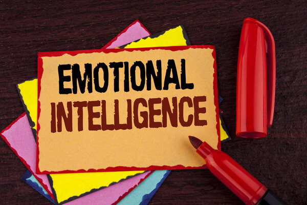 Концептуальный почерк, показывающий эмоциональный интеллект. Возможность контролировать и быть в курсе личных эмоций, написанных на липкой бумаге на деревянном фоне
.