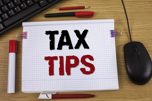 Handgeschreven tekst schrijven Tax Tips. Begrip betekenis helpen ideeën voor belastingen verhogen winst korting op kosten Concept voor meer informatie — Stockfoto