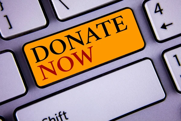 Sinal de texto mostrando Doar agora. Foto conceitual Dar algo à caridade Ser um doador de órgãos Ajudar os outros Conceito Para Informações — Fotografia de Stock
