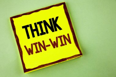 Düşünüyorum kazan-kazan gösterilen not yazma. Düz arka plan sarı yapışkan not kağıdına yazılı yararları elde etmek için her iki ortaklarına için müzakere stratejisi vitrine iş fotoğraf.